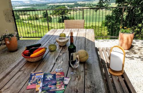 Galapian House | Ferme du Moulin de Paillères, vue panoramique, piscine - idéal 4 à 5 personnes