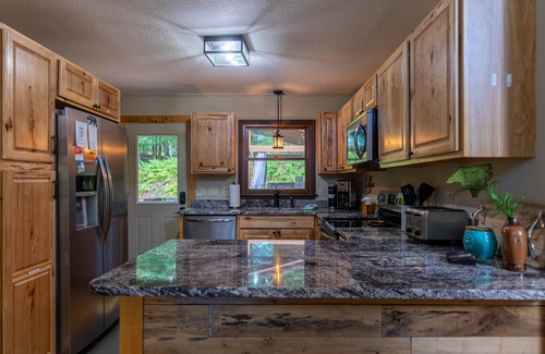 Charter Hills House | Fern Leaf Lodge - Welcoming home, seasonal views, hot tub, pet friendly!