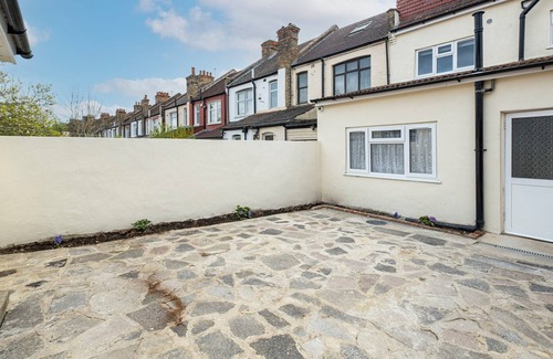 Sudbury Apartment | Fernbank Studios Sudbury Hill Harrow with En-Suite - 12