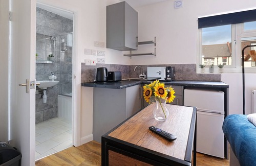 Sudbury Apartment | Fernbank Studios Sudbury Hill Harrow with En-Suite - 13