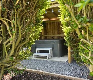 Saltburn-by-the-Sea Ski Chalet | Fernlea Luxury Shepherds Hut & Hot Tub