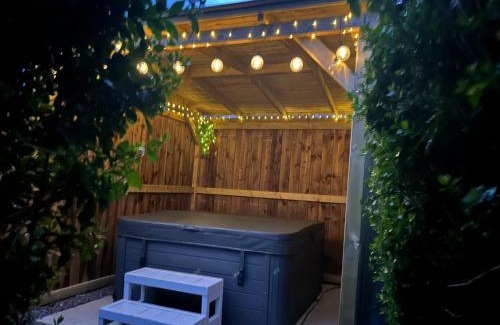 Saltburn-by-the-Sea Ski Chalet | Fernlea Luxury Shepherds Hut & Hot Tub