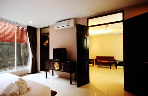 Wat Ratchabophit Hotel | Feung Nakorn Balcony Rooms and Cafe