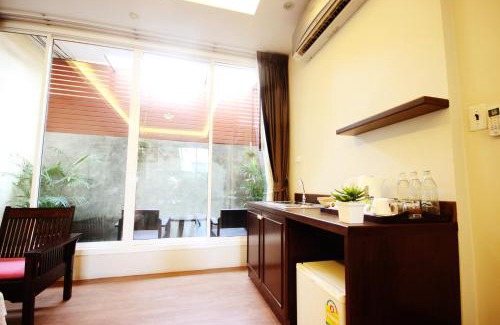 Wat Ratchabophit Hotel | Feung Nakorn Balcony Rooms and Cafe