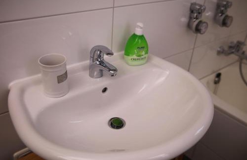 Sandershausen Apartment | Fewo Art City-Studio Kassel 10, groß, modern, citynah, kostenfreie Parkplätze, Süd-Balkon, ruhig, Herkulesblick, voll ausgestattet