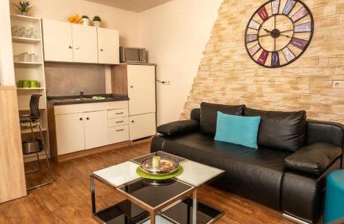 Mitte Apartment | Fewo Art City-Studio Kassel 1, modern, voll ausgestattet, zentrale Innenstadtlage, ruhiges Schlafzimmer, Balkon