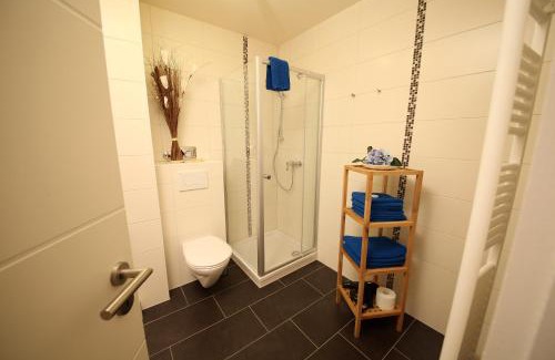 Mitte Apartment | Fewo Art City-Studio Kassel 1, modern, voll ausgestattet, zentrale Innenstadtlage, ruhiges Schlafzimmer, Balkon