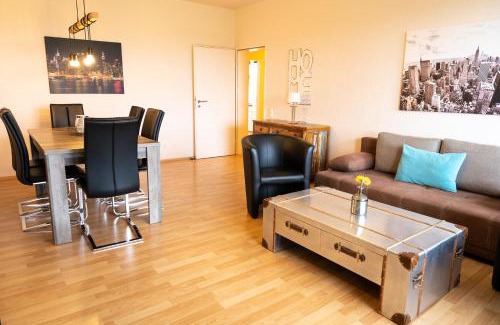 Sandershausen Apartment | Fewo Art City-Studio Kassel 2, groß, modern, citynah, 3 Schlafzimmer, 2 Bäder, kostenfreie Parkplätze, 2 Süd-Balkons, Herkulesblick