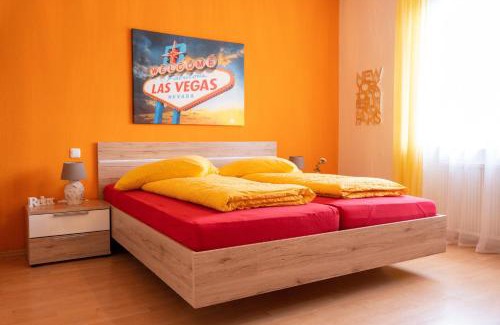 Sandershausen Apartment | Fewo Art City-Studio Kassel 2, groß, modern, citynah, 3 Schlafzimmer, 2 Bäder, kostenfreie Parkplätze, 2 Süd-Balkons, Herkulesblick