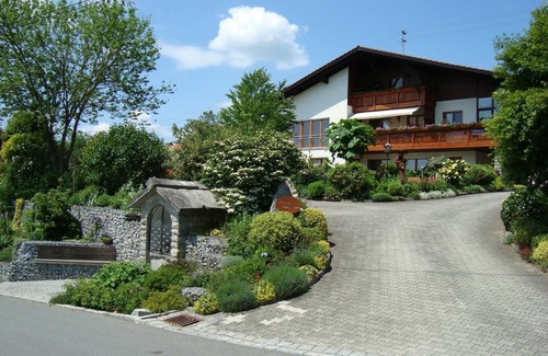 Tittling Apartment | FeWo mit Terrasse | Stilvoll eingerichtete, 90qm große Nichtraucher-Fewo im EG