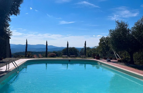 Massa Marittima Apartment | 'Ficaiola' Room with Shared Pool and Garden