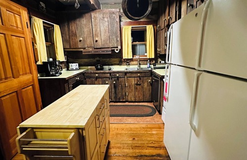 Charter Hills House | FIELDSTONE AND LOG HOME ON BEECH. Oct/Nov dates available at 2024 prices!