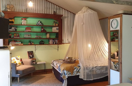 Cudgera Creek Apartment | Fig Tree Retro Studio | pet friendly | welcome hamper incl | 9 min to beach