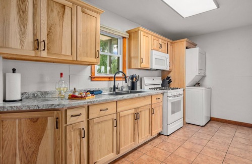 Wautoma Cottage | Final Summer Bash -Pier, SUP, Kayaks, Games & Fire