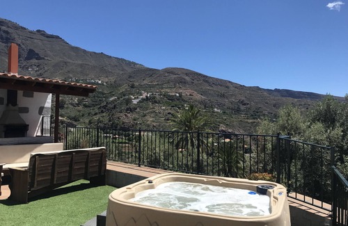 La Montana Cottage | Finca Mariola - Centennial House Santa Lucia - Swimming Pool & Jacuzzi