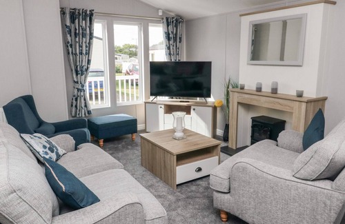 Cayton Bay Cabin | FINCH 49, family friendly, country holiday cottage in Cayton