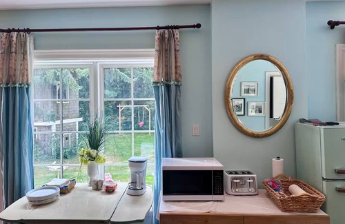 Grafton House | Finchstone Guest House- Walk to Ste. Anne's Spa