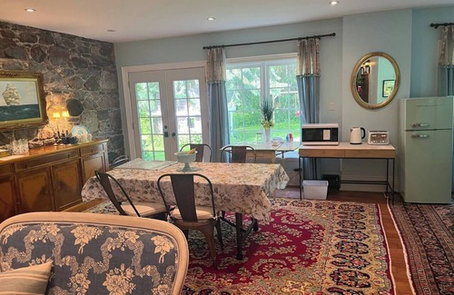 Grafton House | Finchstone Guest House- Walk to Ste. Anne's Spa