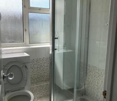 Ifield House | Findon House- Spacious 3BR, contractor, relocations friendly,10mins from GATWICK Airport, free parking, WIFI, garden