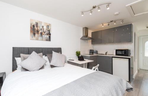Ifield Apartment | Findon- Stylish Suite 10mins close to Airport