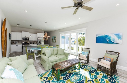 Holmes Beach House | Fins Up – AMI Cozy Island Retreat w/Private Pool & 4-Min Walk To Beach