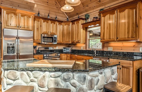 Mineral Bluff Cabin | Fire on the Mountain - Mountain Views | 3 Levels of Decks | Outdoor Fireplaces | Hot Tub | Game Room