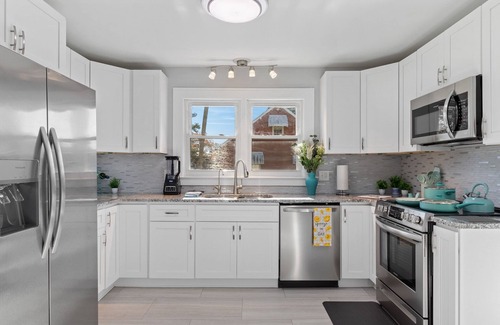 Mathews House | Fire Pit🔥 Walk to Town. 1st floor King Bed & Walk in Shower! Monthly Discounts!