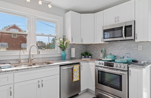 Mathews House | Fire Pit🔥 Walk to Town. 1st floor King Bed & Walk in Shower! Monthly Discounts!