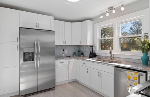 Mathews House | Fire Pit🔥 Walk to Town. 1st floor King Bed & Walk in Shower! Monthly Discounts!