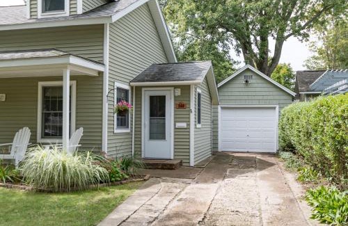 South Haven House | Firefly Cottage - close to beach & town!
