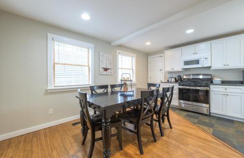 South Haven House | Firefly Cottage - close to beach & town!