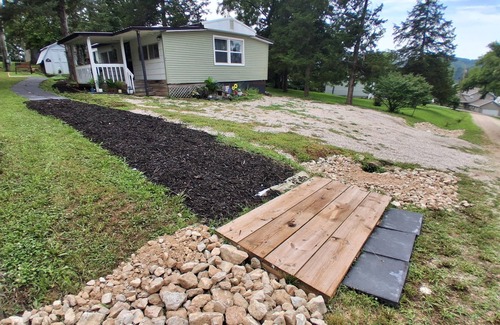 Camdenton House | Firepit, Deck, lake access and wifi,Near HAHA Tonka Park, Cave and Amphitheater