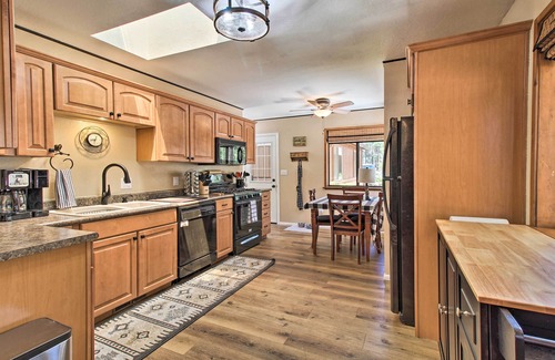 Pinetop Cabin | Fireplace, Deck & Grill: Pinetop Cabin Rental!