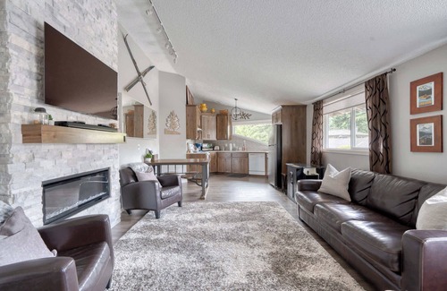 Welches Condo | Fireplace King Bed Mt. Hood Getaway