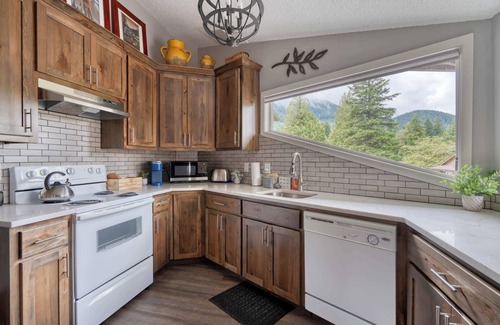 Welches Condo | Fireplace King Bed Mt. Hood Getaway