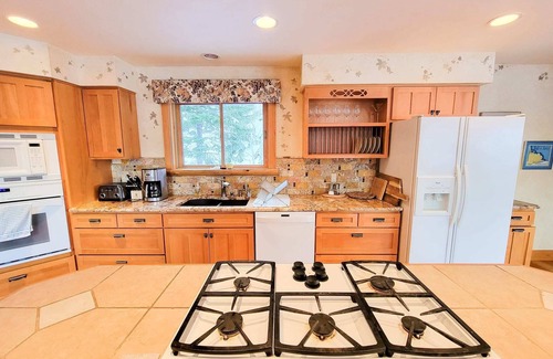 Mazama House | Fireside Lodge - spacious home in Mazama