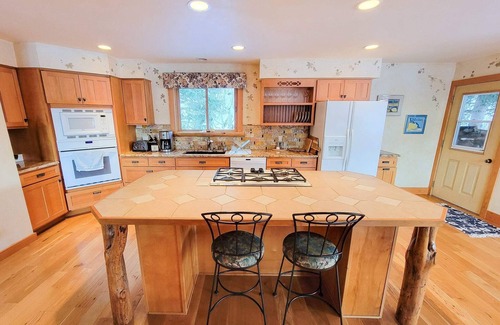 Mazama House | Fireside Lodge - spacious home in Mazama