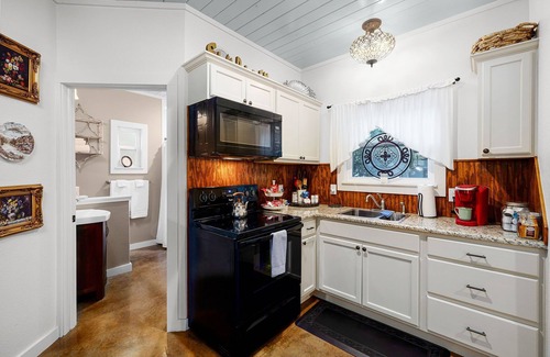 New Braunfels Apartment | First Floor of River Haven Guest House w/Hot Tub by Gruene!