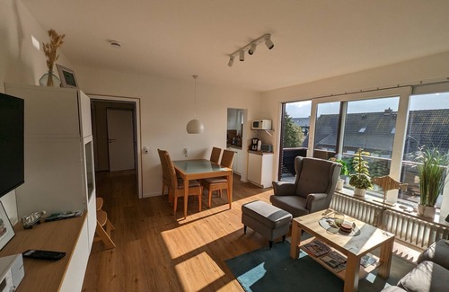 Busum Apartment | Fischerbude - Balkon, Gartenmöbel, Induktionsherd, Dusche, Waln, Pkw-stellplatz