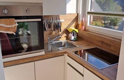 Busum Apartment | Fischerbude - Balkon, Gartenmöbel, Induktionsherd, Dusche, Waln, Pkw-stellplatz