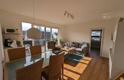 Busum Apartment | Fischerbude - Balkon, Gartenmöbel, Induktionsherd, Dusche, Waln, Pkw-stellplatz