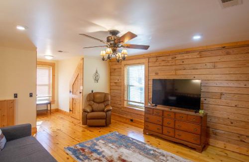 Grassy Creek House | Fish, Soak, Play- River Song Retreat