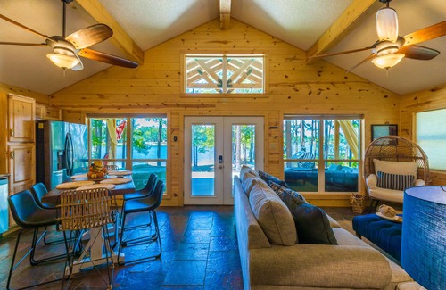 South Toledo Bend House | Fisher's Point Lakefront-South Toledo Bend-Hot Tub Private Beach Sleeps 6 Pets