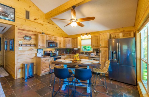 South Toledo Bend House | Fisher's Point Lakefront-South Toledo Bend-Hot Tub Private Beach Sleeps 6 Pets