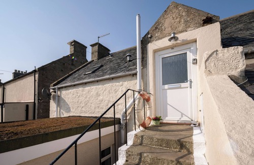 Lossiemouth Apartment | Fisherman's Rest - seaside getaway - beaches - golf - 5 mins walk to sea