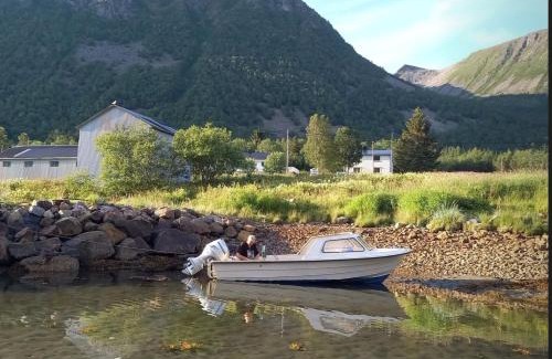 Torsken Apartment | Fishermens House, romslig ferieleilighet nær sjøen Medby Senja
