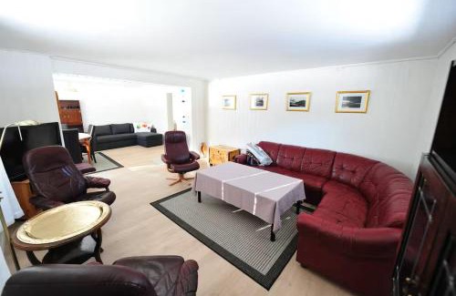 Torsken Apartment | Fishermens House, romslig ferieleilighet nær sjøen Medby Senja