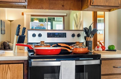 Pierceton Cabin | Fishing · Kayaks · Firepit · Paddleboat