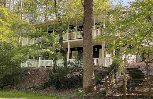 Blairsville Cabin | Fishing, Swimming, Kayaking, Hot Tub, Dog Friendly