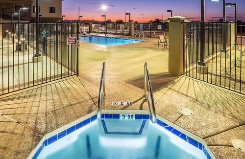 Chandler Condo | Fitness Center Access + Heated Outdoor Pool | Free Breakfast